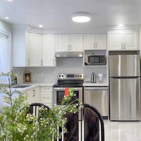 Апартаменты Newly-Renovated 3Br House, 12 Minutes To Airport Торонто Экстерьер фото