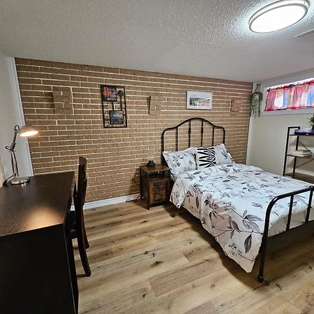 Апартаменты Newly-Renovated 3Br House, 12 Minutes To Airport Торонто Экстерьер фото