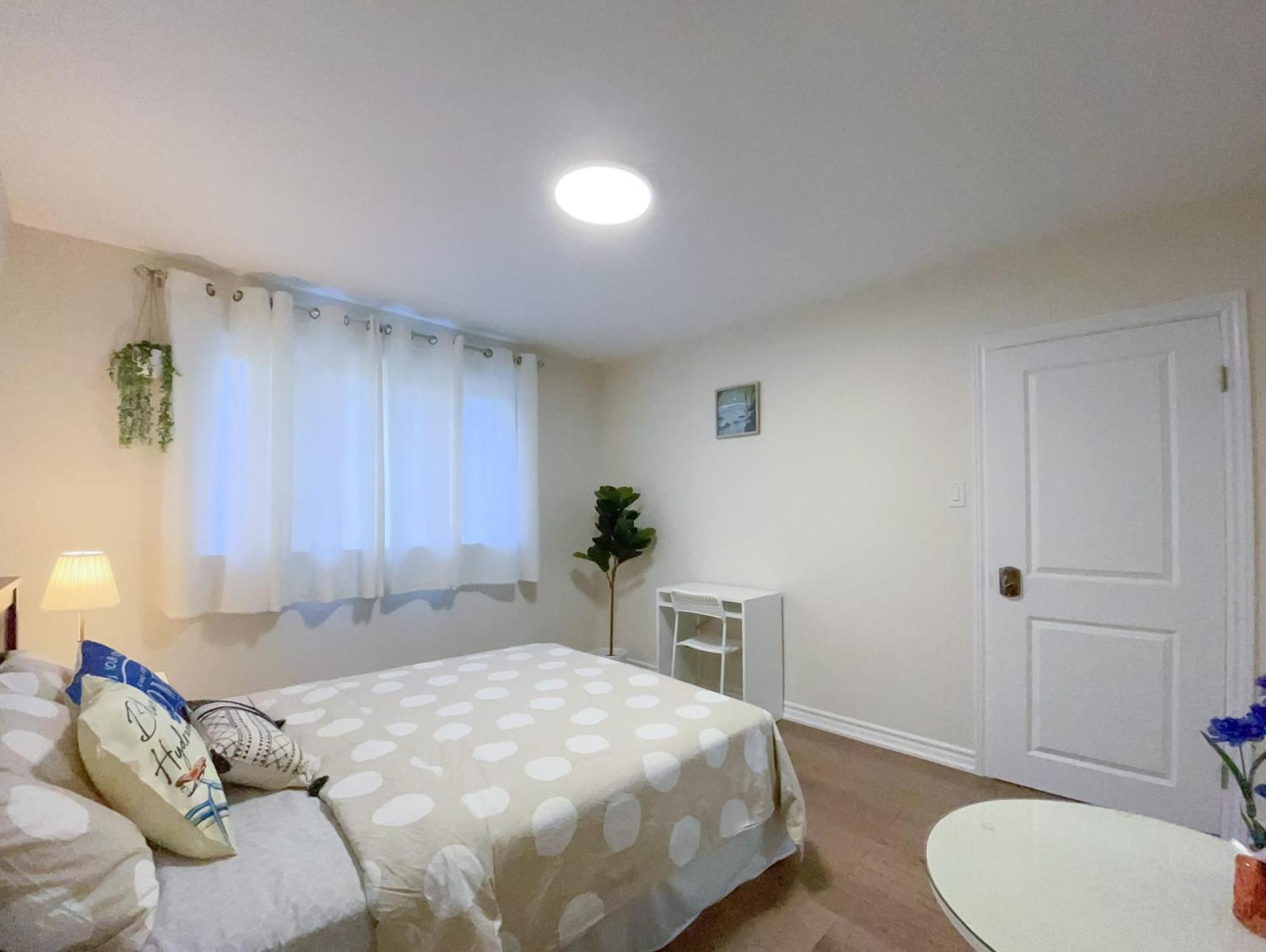 Апартаменты Newly-Renovated 3Br House, 12 Minutes To Airport Торонто Экстерьер фото