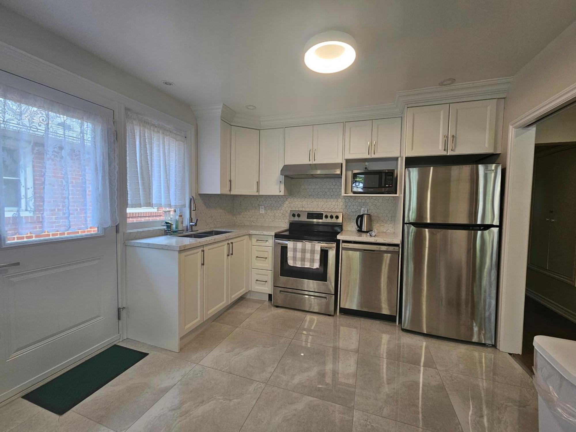 Апартаменты Newly-Renovated 3Br House, 12 Minutes To Airport Торонто Экстерьер фото