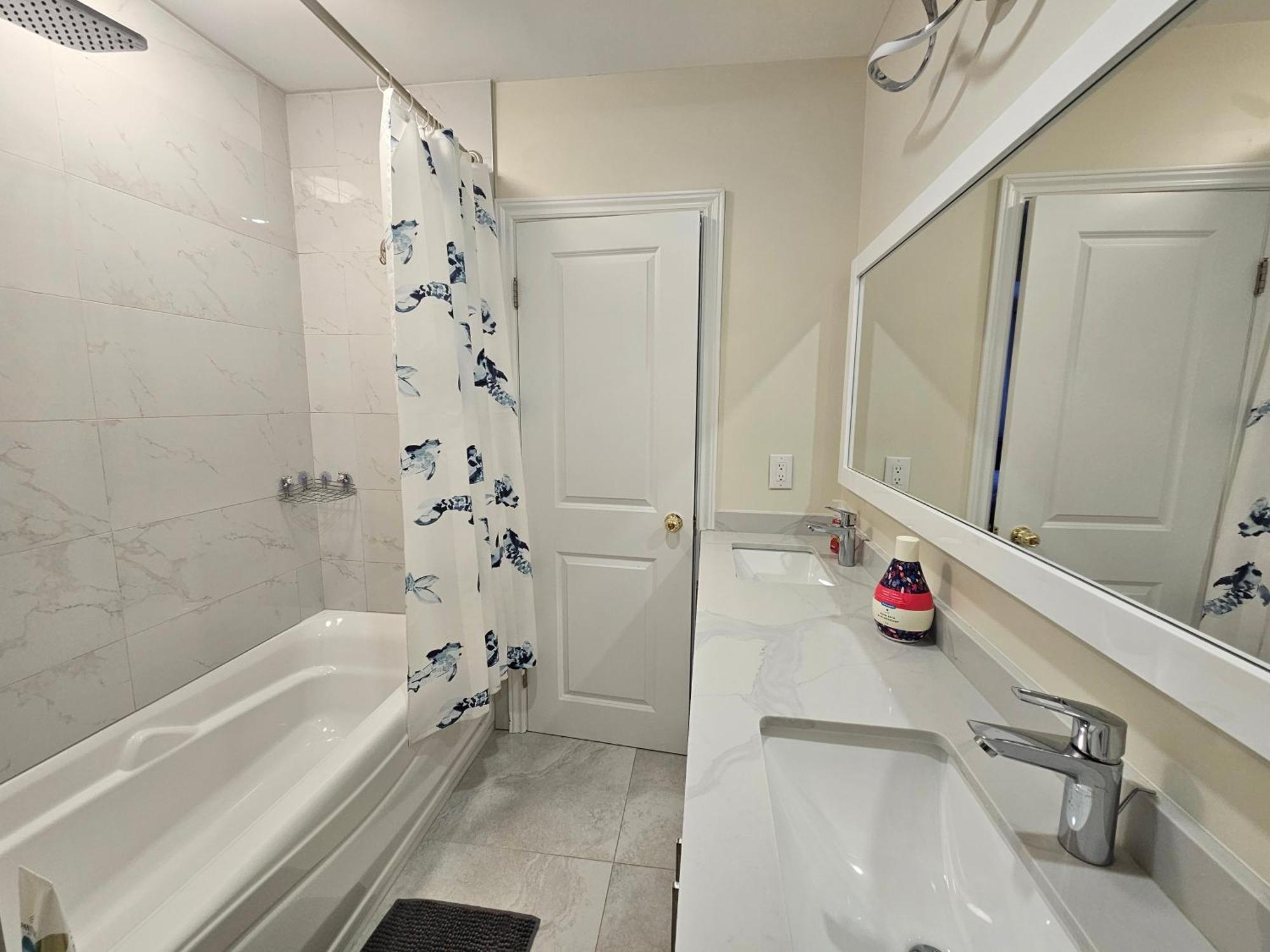 Апартаменты Newly-Renovated 3Br House, 12 Minutes To Airport Торонто Экстерьер фото