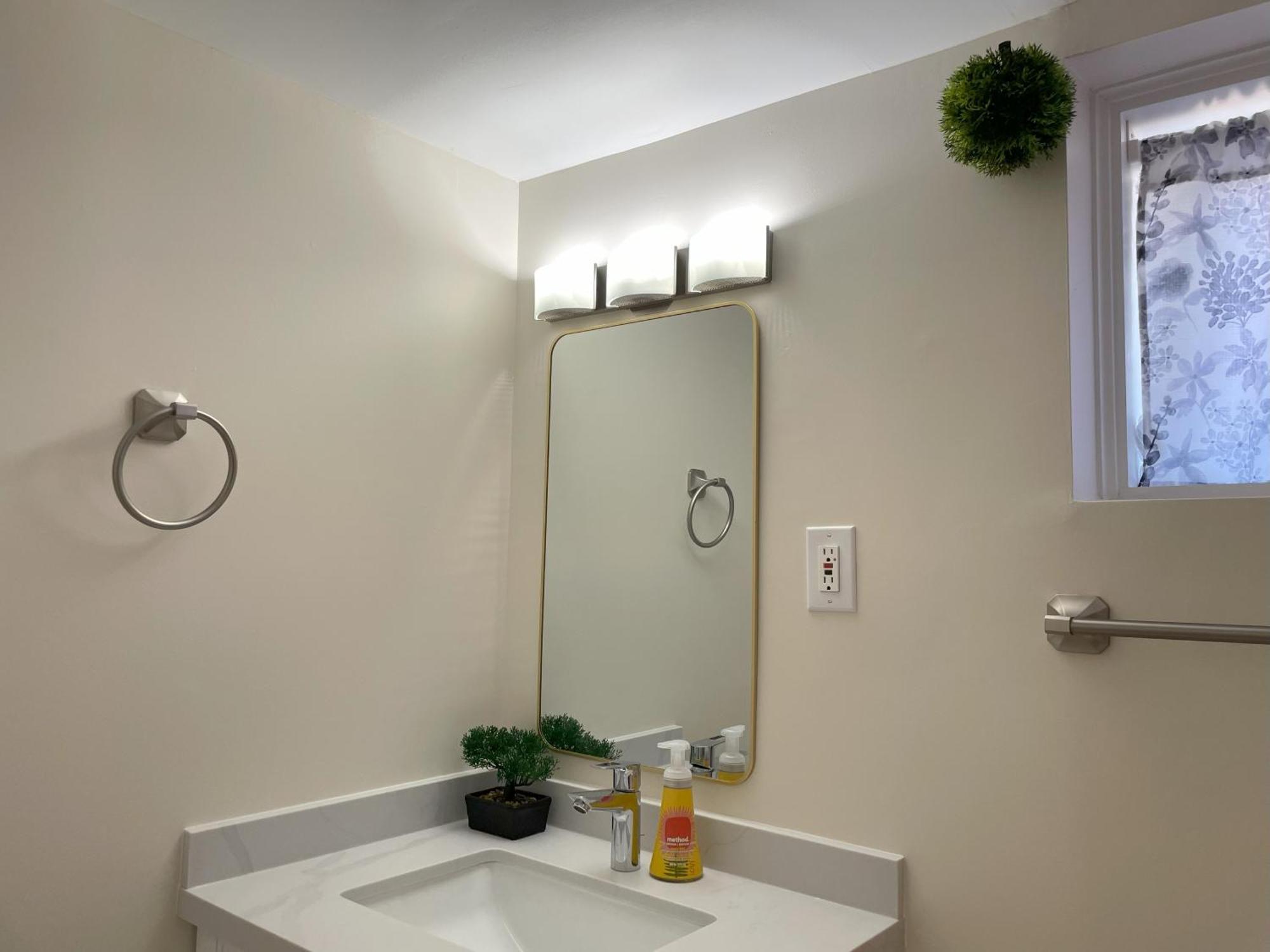 Апартаменты Newly-Renovated 3Br House, 12 Minutes To Airport Торонто Экстерьер фото