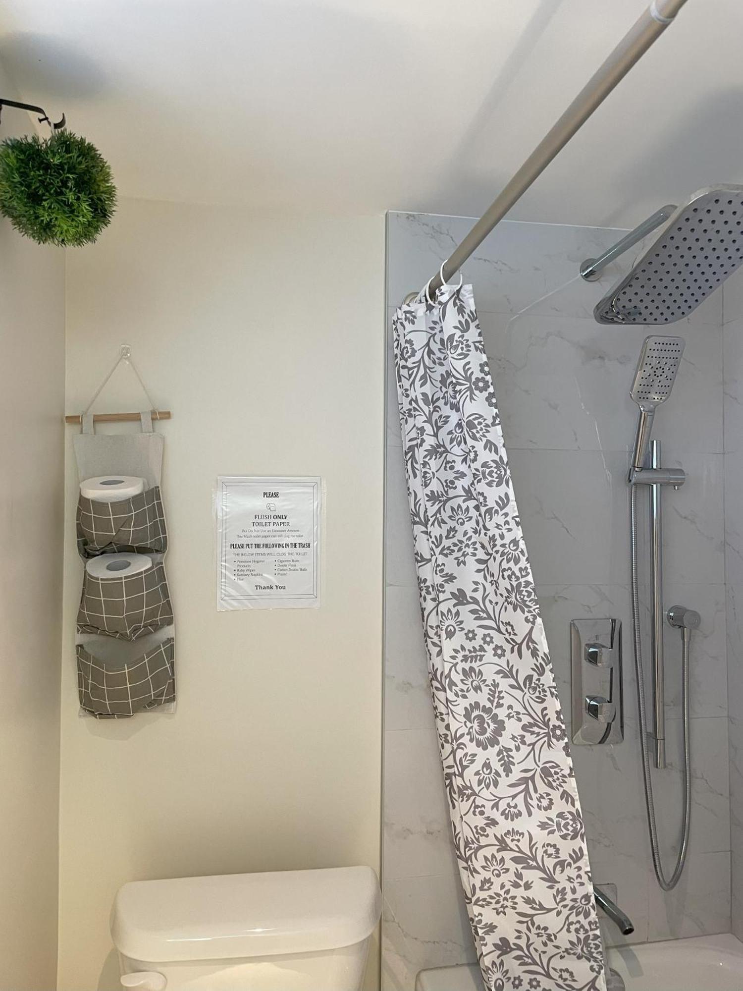 Апартаменты Newly-Renovated 3Br House, 12 Minutes To Airport Торонто Экстерьер фото